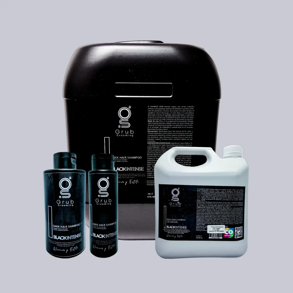 Colección completa del champú para pelajes oscuros Black Intense de GRUB Grooming en presentaciones de 20 L, 3.780 mL, 1.000 mL y 500 mL. Fórmula con aceites naturales diseñada para resaltar el brillo y mantener la intensidad del color en pelajes negros y oscuros.