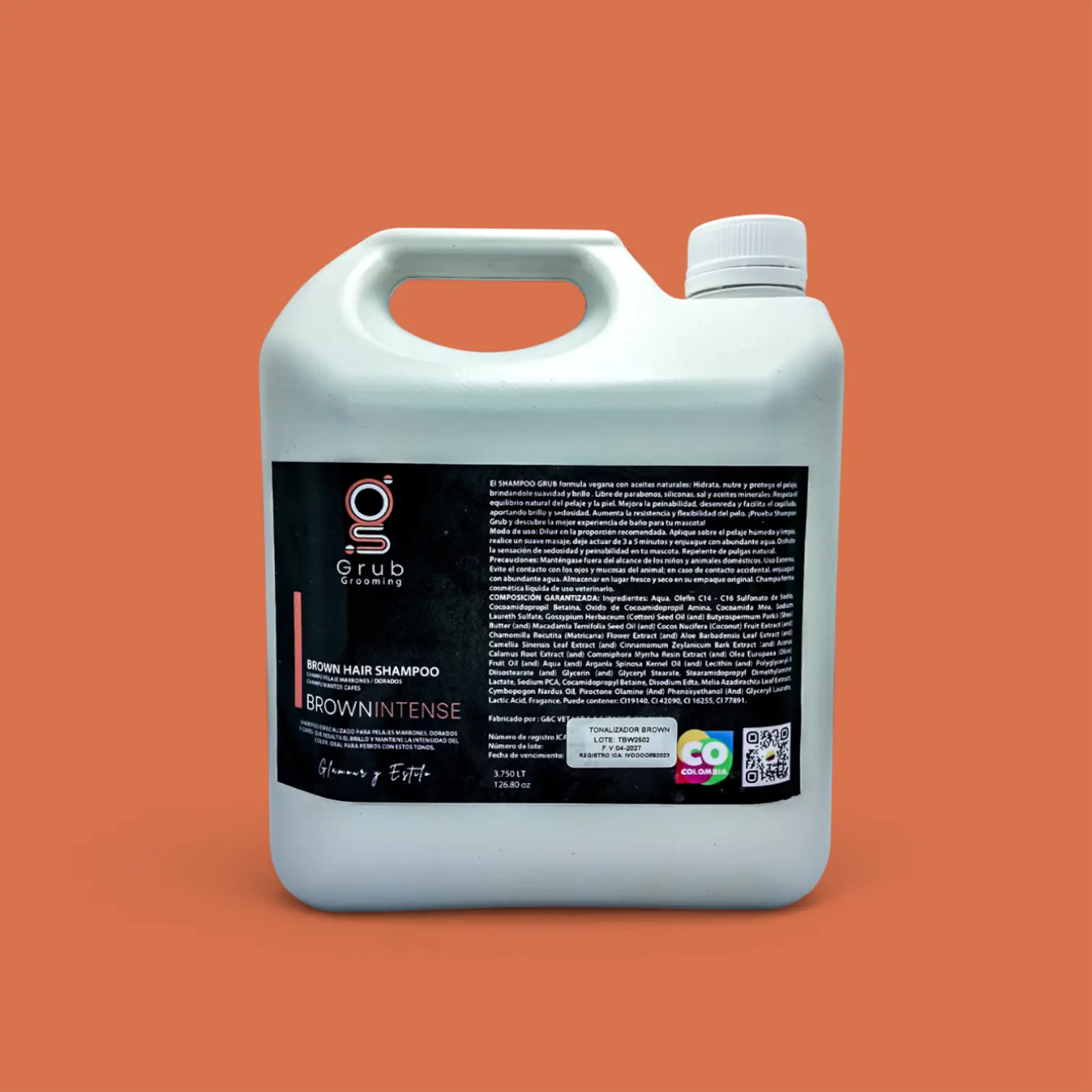 Galón de 3.780 mL del champú Brown Intense de GRUB Grooming. Ideal para salones de grooming. Fórmula con aceites naturales que resalta el brillo y mantiene la intensidad del color en pelajes marrones, dorados y cafés. Hecho en Colombia.