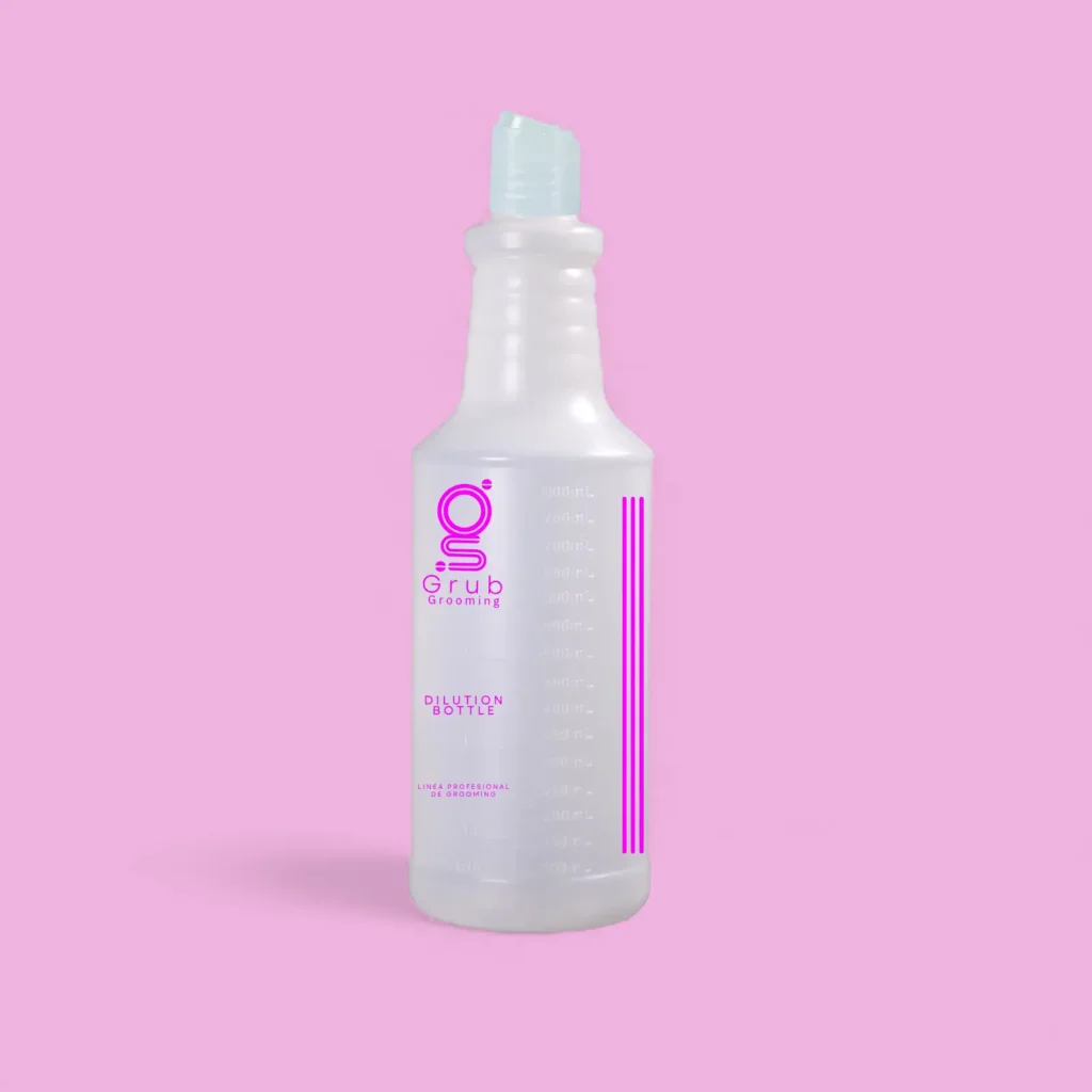 Botella de dilución profesional de GRUB Grooming de 1.000 mL. Herramienta esencial para groomers técnicos que permite diluir shampoos de forma exacta y uniforme con graduaciones visibles para mezclas 1:4, 1:10, 1:20 y 1:30. Ahorra producto y mejora la eficiencia del trabajo.