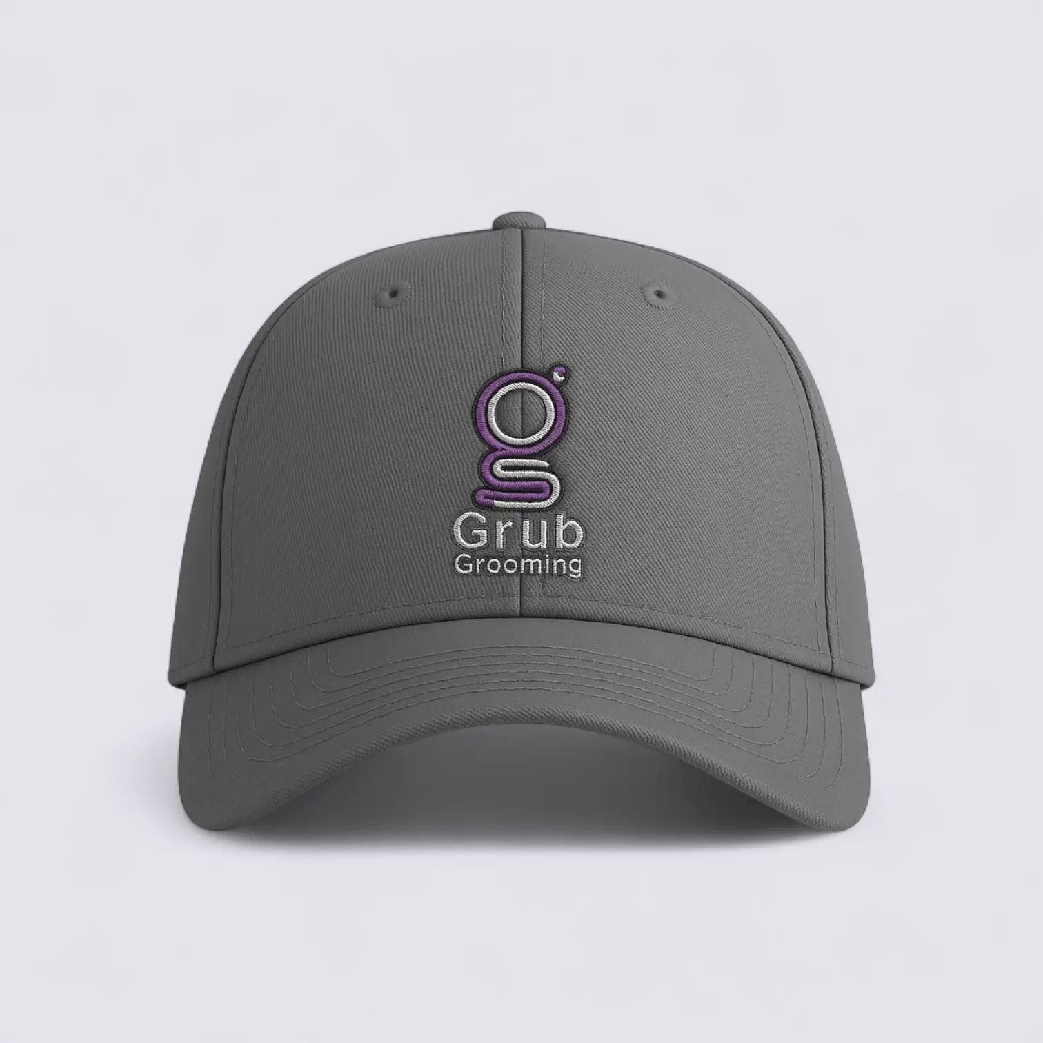 Gorra profesional gris de GRUB Grooming. Diseño clásico con bordado central del logo, ideal para jornadas de trabajo, ferias o eventos. Material algodón transpirable de alta calidad y cierre trasero ajustable.