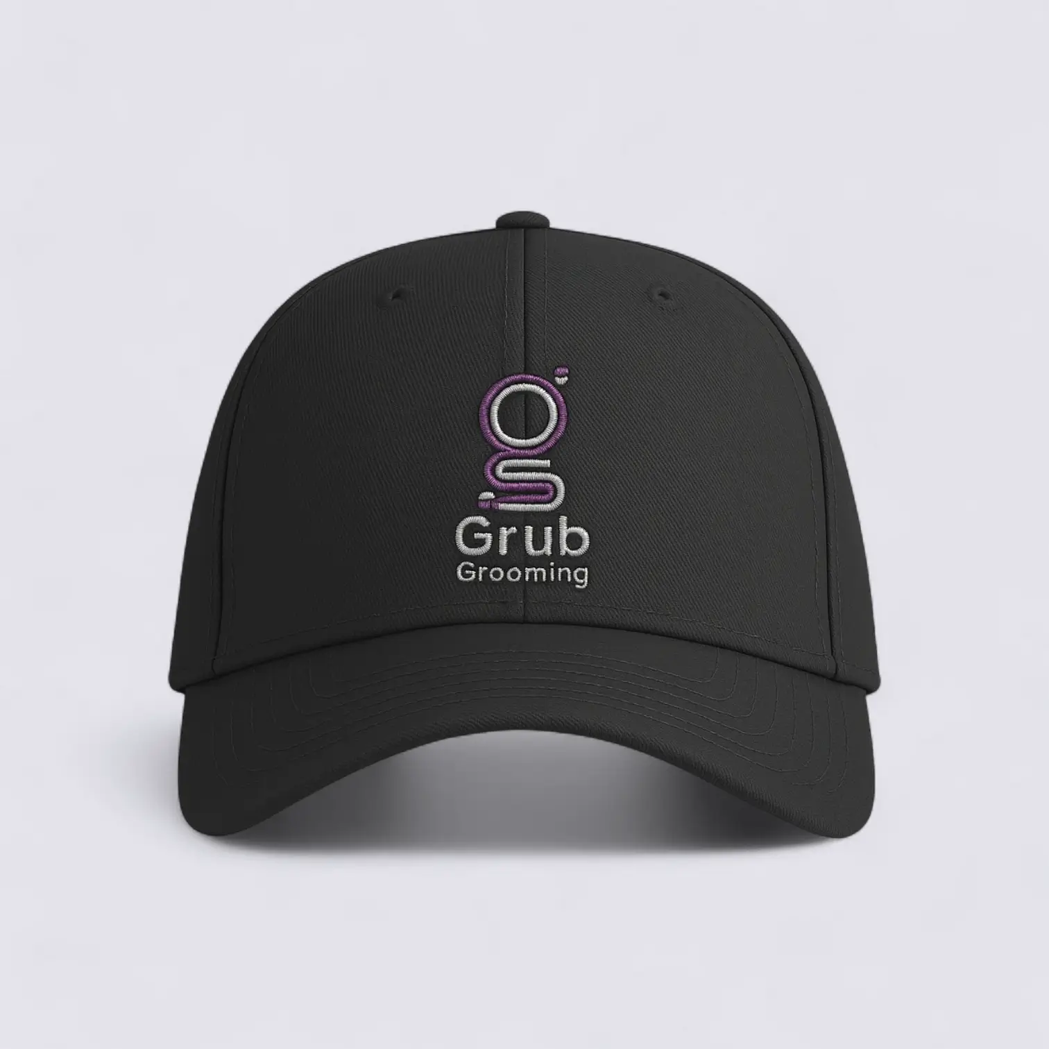 Gorra profesional negra de GRUB Grooming. Uniforme de trabajo con bordado central del logo, diseñada para proteger del calor durante largas jornadas. Material algodón transpirable, cierre trasero ajustable y talla única.
