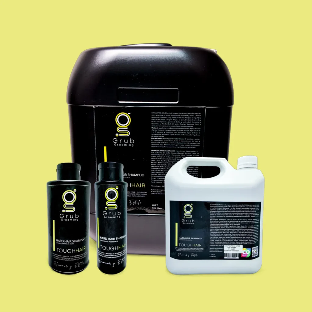 Colección completa del champú para pelos duros Toughhair de GRUB Grooming en presentaciones de 20 L, 3.780 mL, 1.000 mL y 500 mL. Cosmética profesional diseñada para limpiar a fondo y mantener el pelaje firme y texturizado.