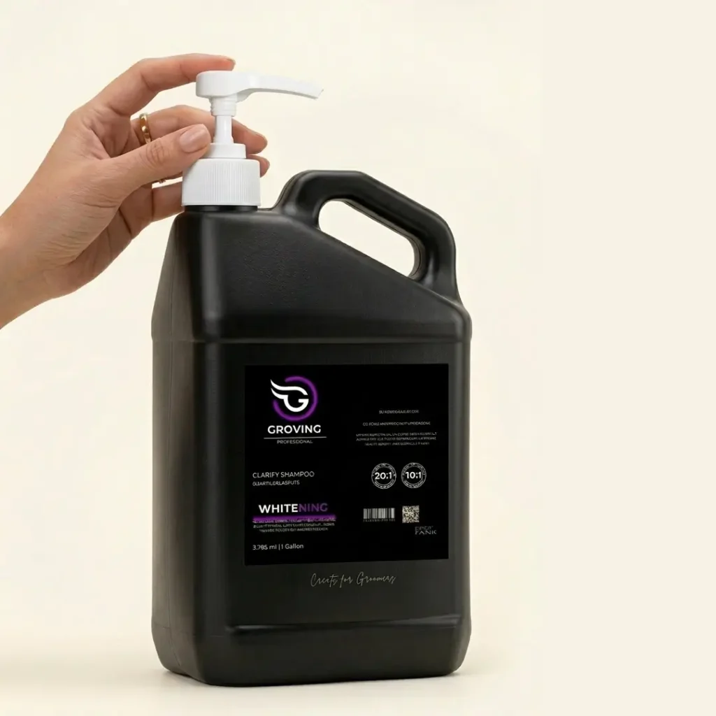 Válvula dispensadora profesional instalada en envase de 1 Galón / 4 Litros de Groving Professional para peluquería canina.