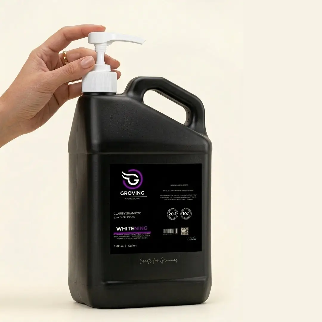Válvula dispensadora profesional instalada en envase de 1 Galón / 4 Litros de Groving Professional para peluquería canina.