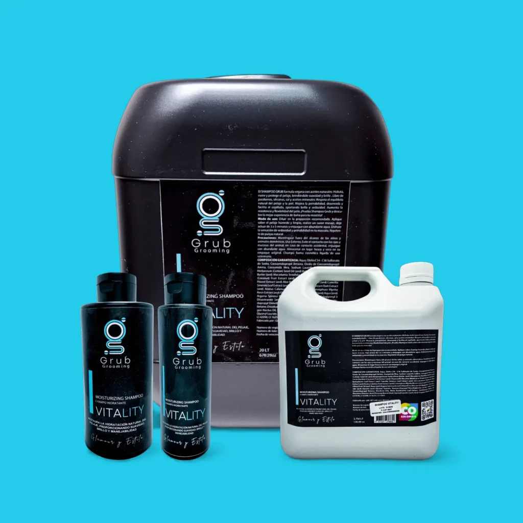 Colección completa del champú hidratante Vitality de GRUB Grooming en presentaciones de 20 L, 3.780 mL, 1.000 mL y 500 mL. Fórmula con aceites naturales diseñada para restaurar la hidratación natural del pelaje, proporcionando suavidad, brillo y manejabilidad.