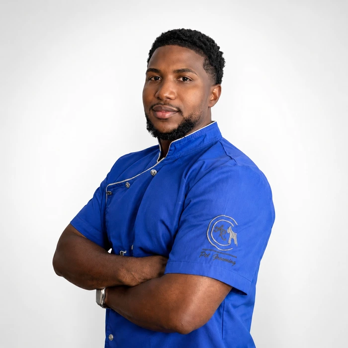 Fotografía de Anderson Rodriguez, Groomer profesional en Cali y embajador de la cosmética Groving Professional para spas caninos.