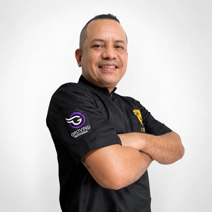 Fotografía de Cristhoper Escorcia, Groomer profesional en Barranquilla y embajador de Groving Professional para spas caninos.