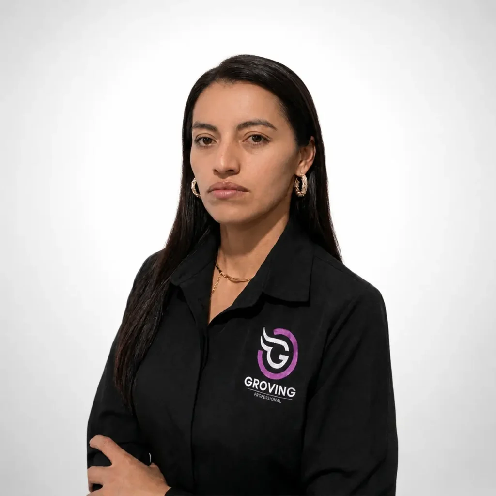 Nidia Martínez, distribuidora oficial de cosmética para peluquería canina Groving Professional en Bogotá, especializada en abastecimiento para spas y salones.