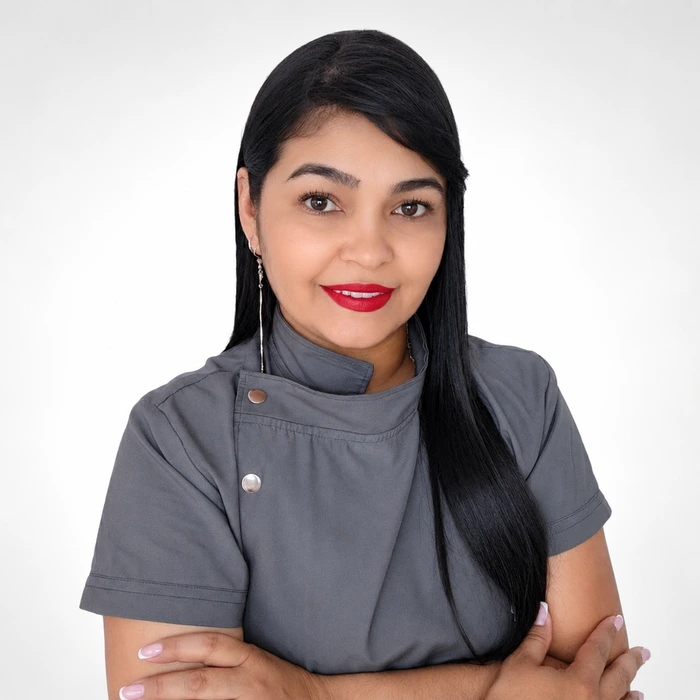 Fotografía de Jackeline Ruales, Groomer profesional en Cali y embajadora de la cosmética Groving Professional para spas caninos.