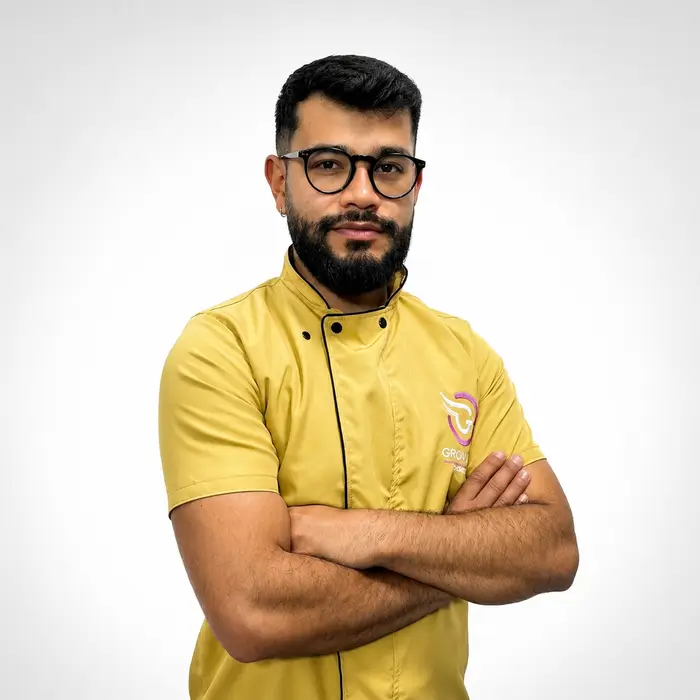 Fotografía de Julian Olaya, Groomer profesional en Bogotá y embajador de la cosmética Groving Professional para spas caninos.