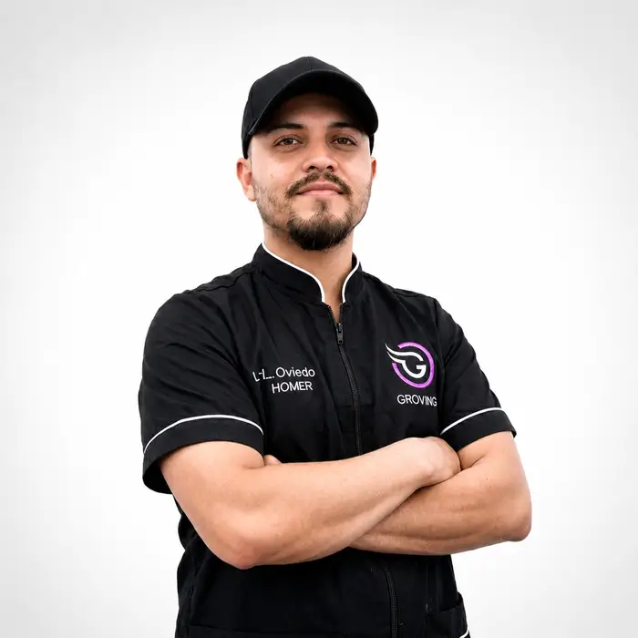 Fotografía de Luis Oviedo, Groomer profesional en Medellín y embajador de la cosmética Groving Professional para spas caninos.