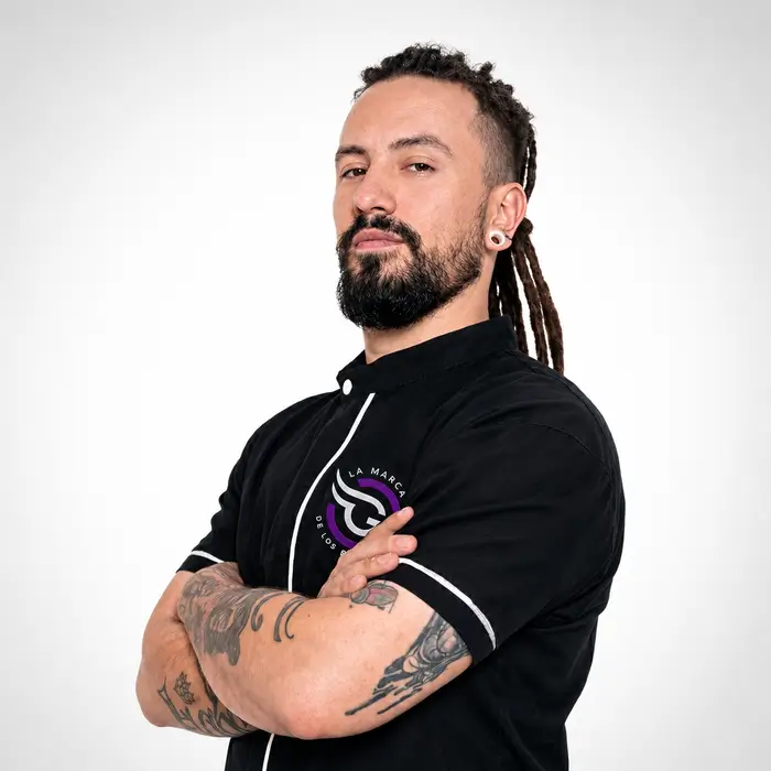 Fotografía de Randolp Muñoz, Groomer profesional en Bogotá y embajador de la cosmética Groving Professional para spas caninos.